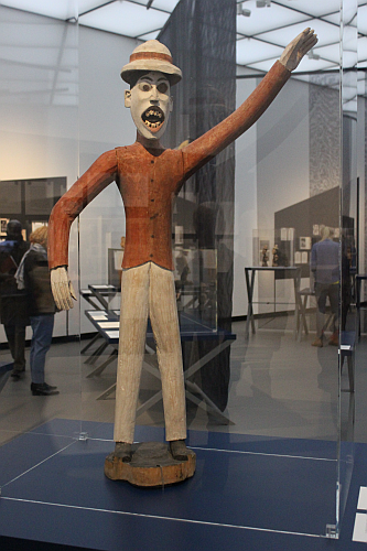 hentakoi, von einem Künstler auf den nikobarischen Inseln im Indischen Ozean aus Holz geschnitzt, in der Funktion einer Schreckfigur in Gestalt eines englischen Kolonialsoldaten, 1909 durch das Rautenstrauch-Joest-Musuem Köln von dem Hamburger Händler J.F.G. Umlauf gekauft (Foto: KK)